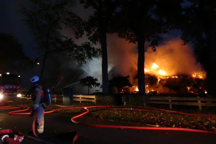 Grote uitslaande brand in woonboerderij met rieten kap