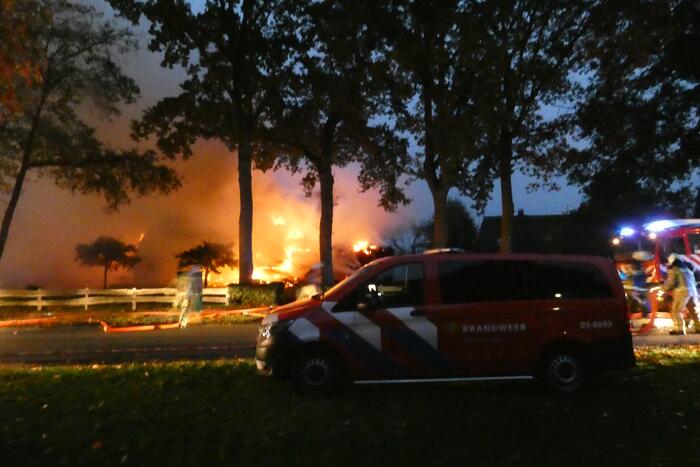 Grote uitslaande brand in woonboerderij met rieten kap