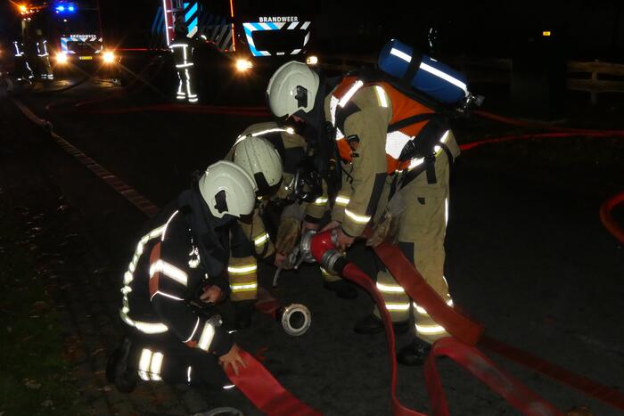 Grote uitslaande brand in woonboerderij met rieten kap