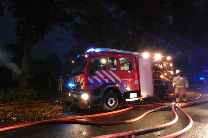 Grote uitslaande brand in woonboerderij met rieten kap