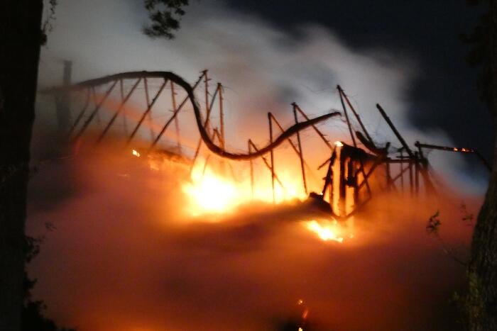 Grote uitslaande brand in woonboerderij met rieten kap