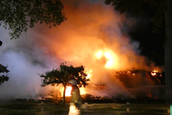 Grote uitslaande brand in woonboerderij met rieten kap