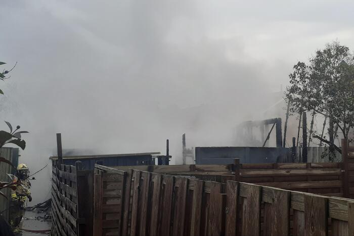 Camperbrand slaat over naar meerdere schuren