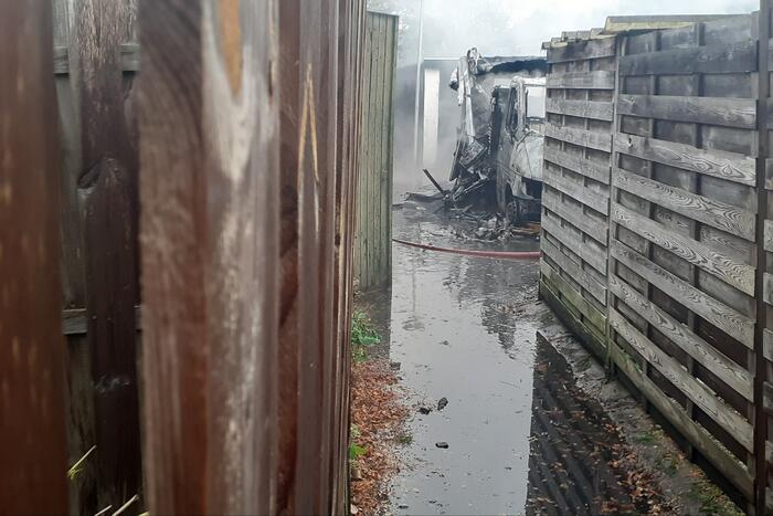 Camperbrand slaat over naar meerdere schuren