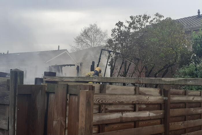 Camperbrand slaat over naar meerdere schuren