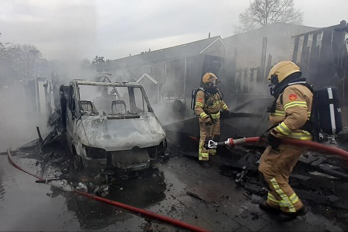 Camperbrand slaat over naar meerdere schuren