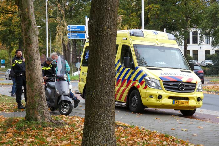 Scooterrijder aangereden op rotonde