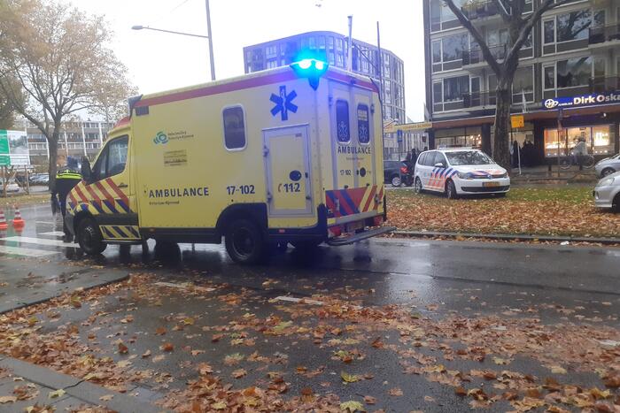 Persoon gewond na aanrijding met auto