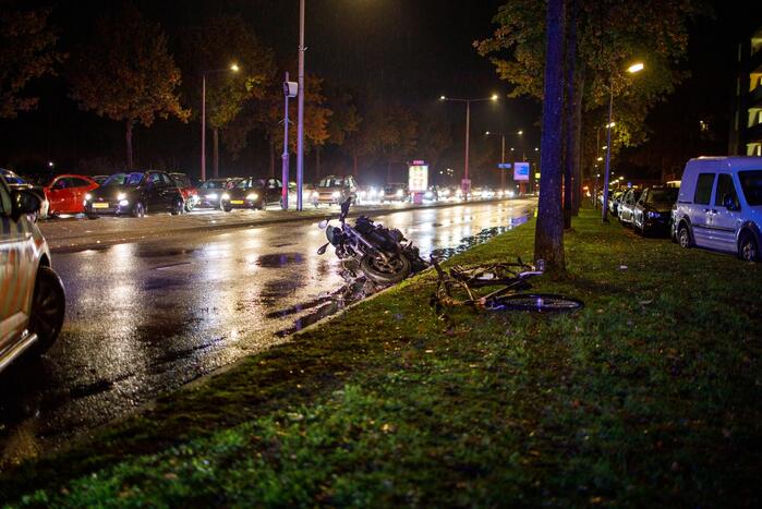 Twee gewonden bij aanrijding tussen motor en fiets