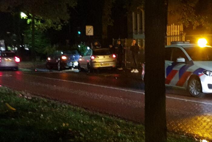 Twee auto's lopen schade op na botsing