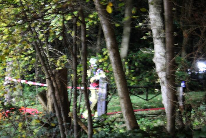 Brand in schuur in bos