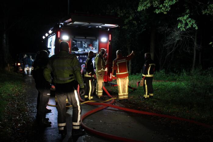 Brand in schuur in bos