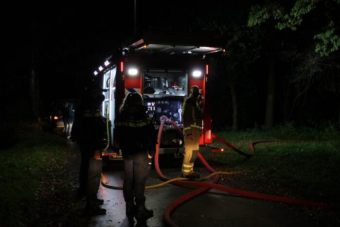 Brand in schuur in bos