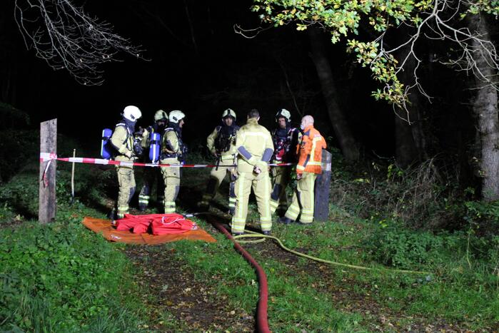 Brand in schuur in bos