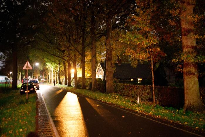 Man met verward gedrag op dak van woning