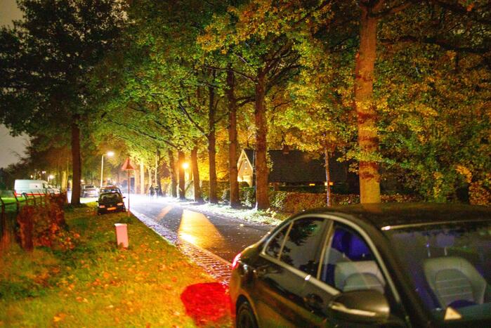 Man met verward gedrag op dak van woning