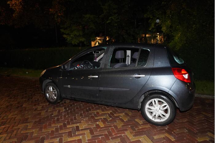 Ruiten van auto ingeslagen nadat bestuurder niet reageert
