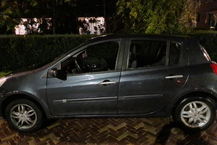 Ruiten van auto ingeslagen nadat bestuurder niet reageert