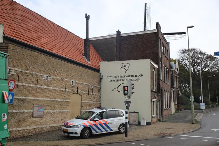 Bouwvakker valt van boot het water in