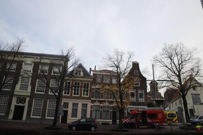 Bouwvakker valt van boot het water in