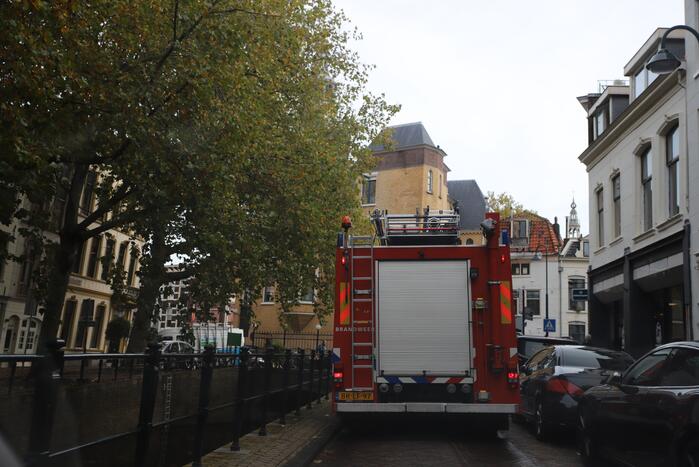 Bouwvakker valt van boot het water in