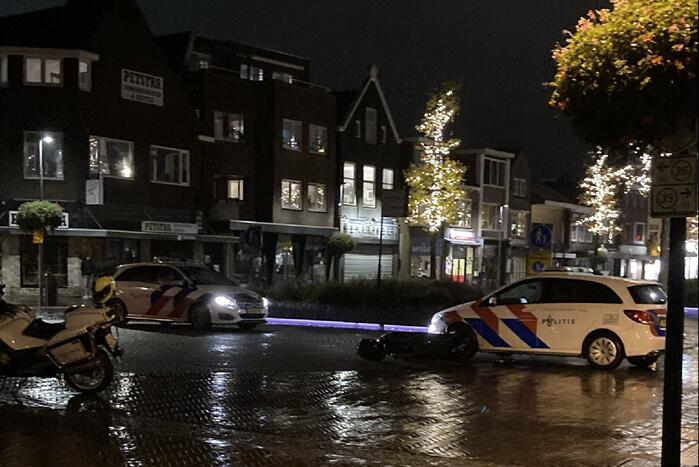 Scooterrijder gewond na botsing met politieauto in winkelgebied