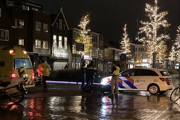 Scooterrijder gewond na botsing met politieauto in winkelgebied