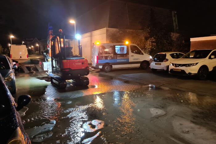 Straat onderwater door gesprongen hoofdwaterleiding