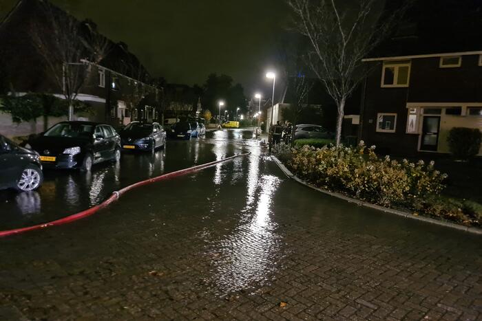Straat onderwater door gesprongen hoofdwaterleiding