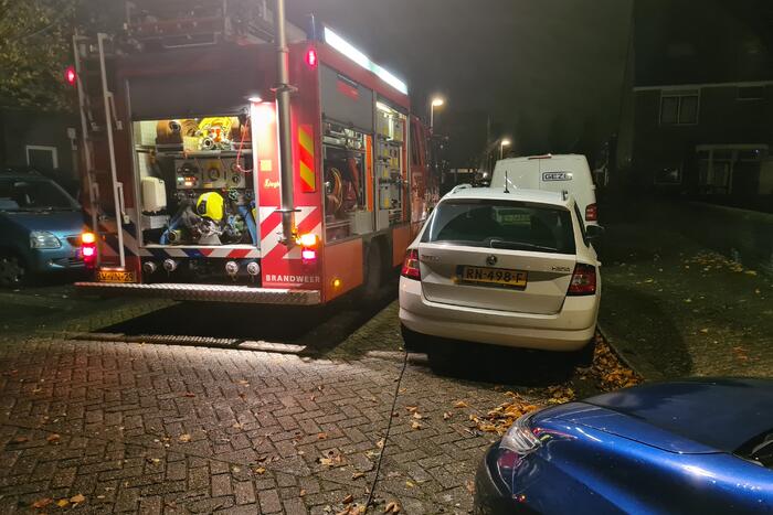 Straat onderwater door gesprongen hoofdwaterleiding