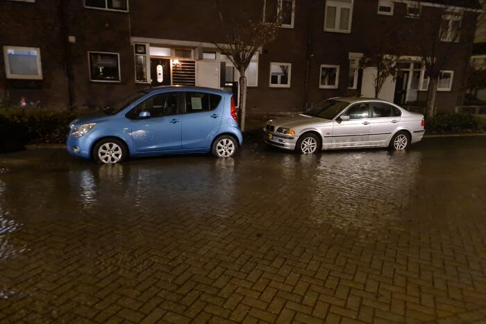 Straat onderwater door gesprongen hoofdwaterleiding