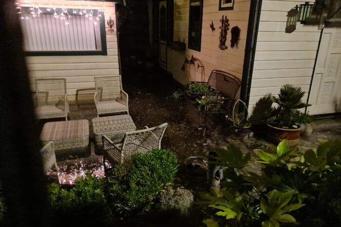 Straat onderwater door gesprongen hoofdwaterleiding