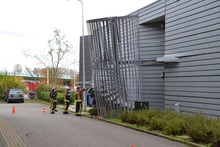 Brandtrap staat op omvallen