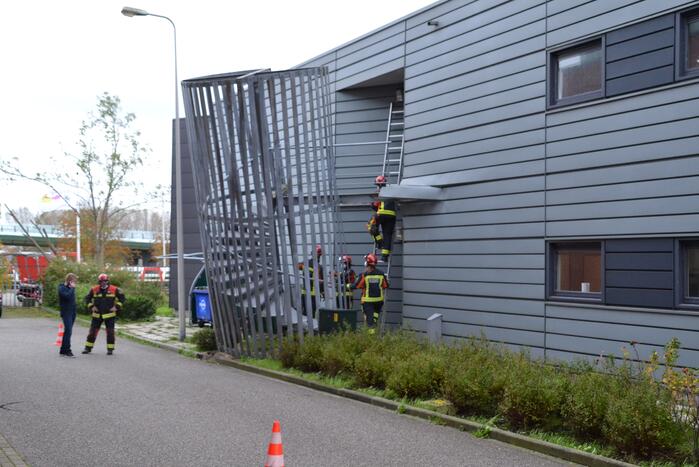 Brandtrap staat op omvallen