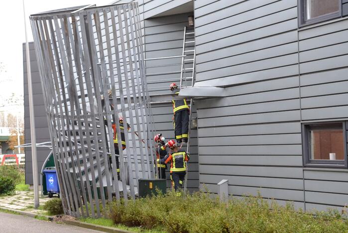 Brandtrap staat op omvallen