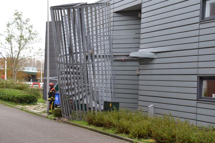 Brandtrap staat op omvallen