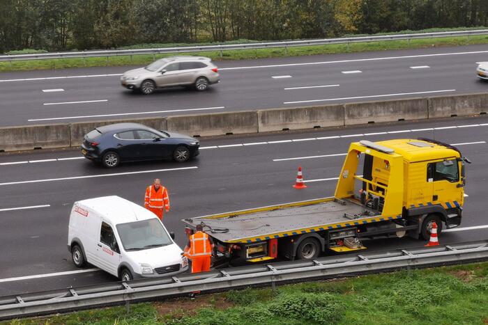 Bestelbus met aanhanger crasht op snelweg