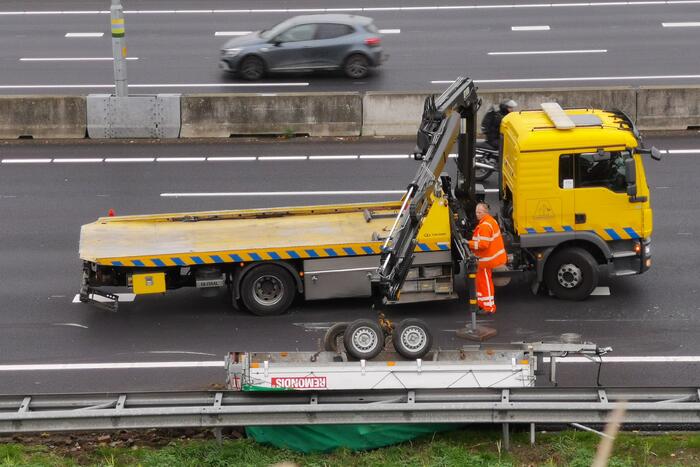 Bestelbus met aanhanger crasht op snelweg