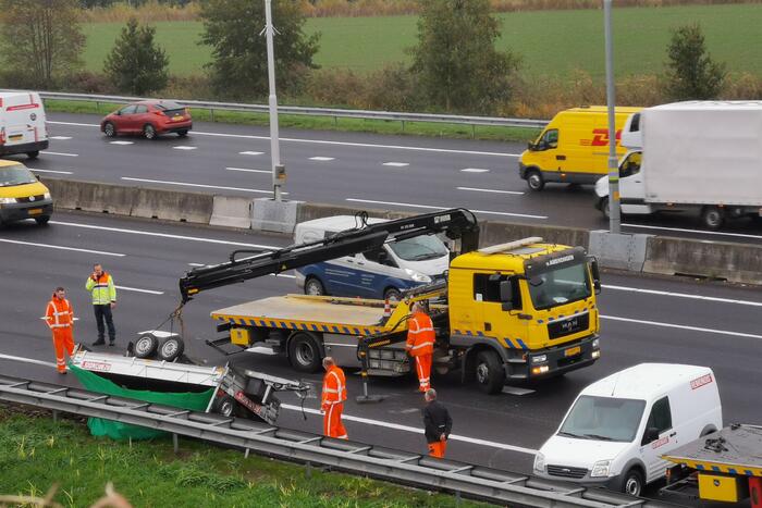 Bestelbus met aanhanger crasht op snelweg