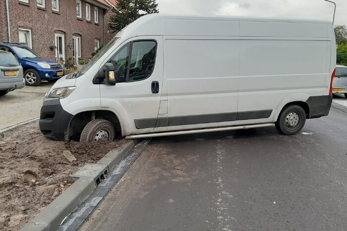 Bezorger rijdt zichzelf vast in berm