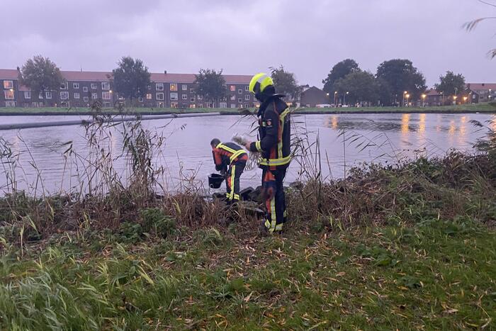 Brandweer blust brand in boom met emmer