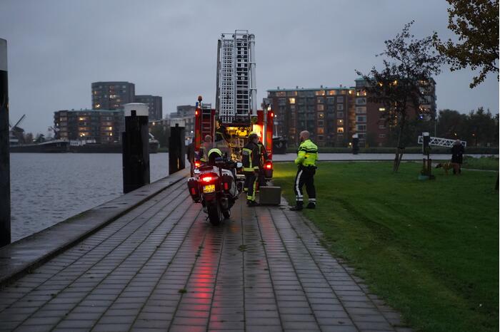 Brandweer blust brand in boom met emmer