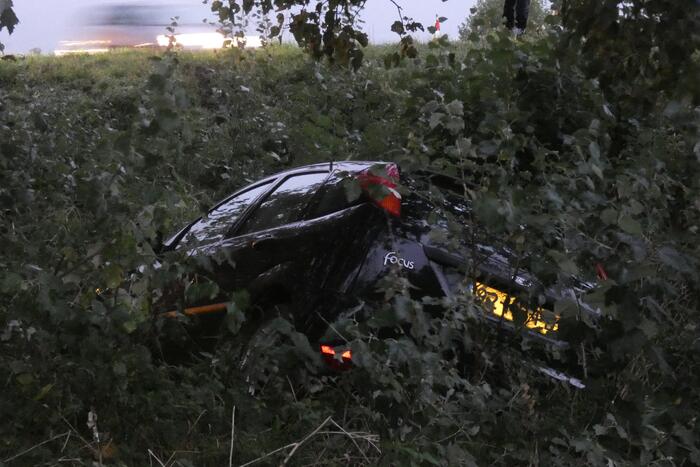 Auto raakt van de weg en belandt in sloot