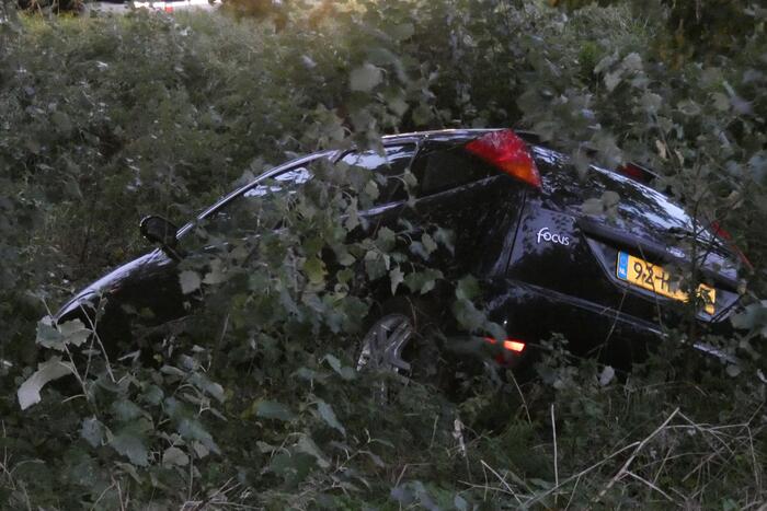 Auto raakt van de weg en belandt in sloot