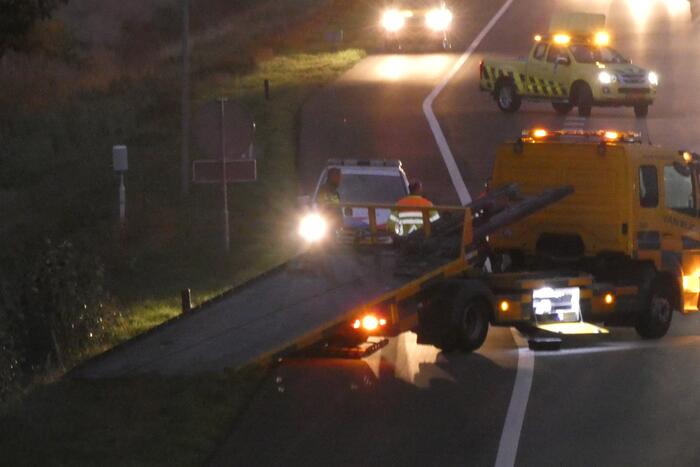 Auto raakt van de weg en belandt in sloot