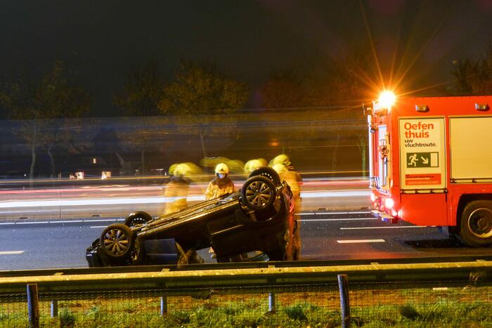 Persoon gewond bij ongeval met voertuig ondersteboven
