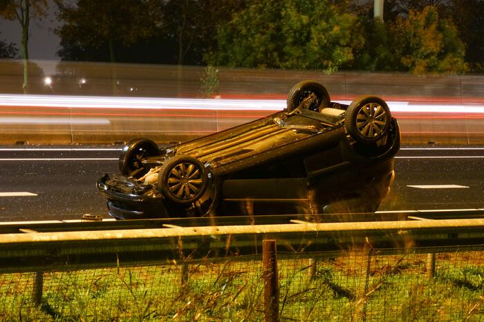 Persoon gewond bij ongeval met voertuig ondersteboven