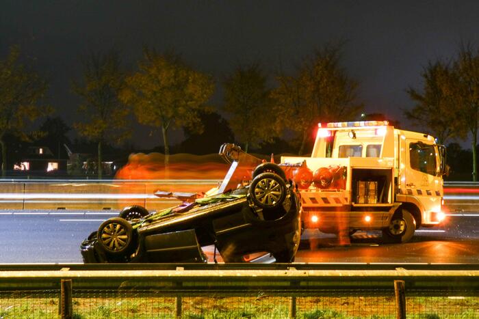 Persoon gewond bij ongeval met voertuig ondersteboven