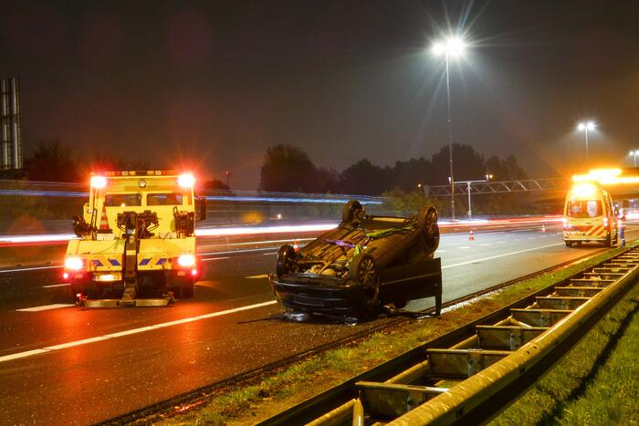 Persoon gewond bij ongeval met voertuig ondersteboven