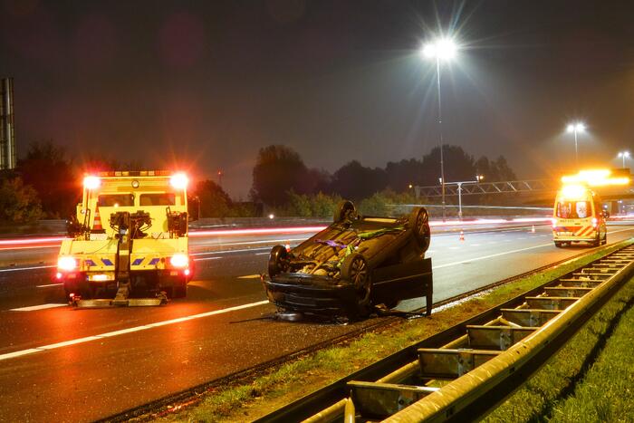 Persoon gewond bij ongeval met voertuig ondersteboven